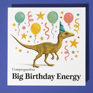 Dinosaurio Compsognathus - Tarjeta de cumpleaños - Tarjeta personalizada - Tarjeta de animal divertido - Tarjeta de felicitación premium y sobre Mamá Papá Hijo Hermana Amigo