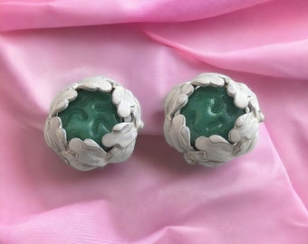 Lovely Vintage Faux Green Jade Molded Glass White Enamel Clip-on Earrings