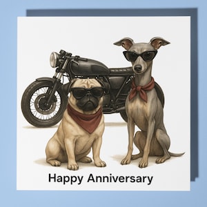 Tarjeta de feliz aniversario con un Pug y un Galgo cerca de una motocicleta. Tarjeta de felicitación premium con sobre de animales divertidos. Tarjeta de perro personalizada. Marido y mujer.