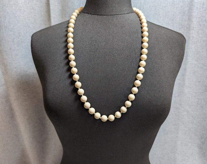 Lovely Vintage Jewellery Baked Milk Colour Hand-knotted Necklace