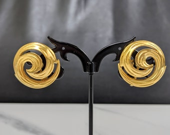 Lovely Vintage Gold-tone Openwork Clip-on Earrings by Trifari Jewellery