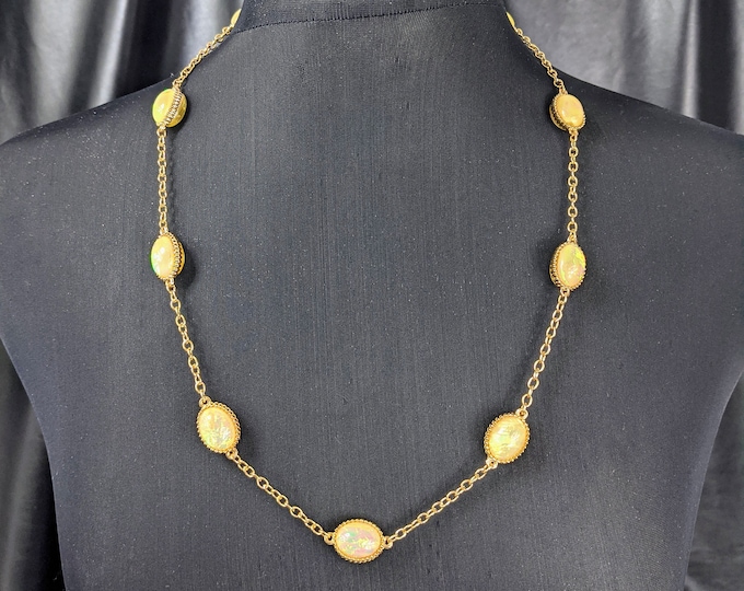 Lovely Vintage Jewellery Faux Opal Lucite Chain Link Necklace