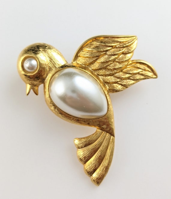 Lovely Vintage Gold-tone Faux Pearl Bird Brooch b… - image 1