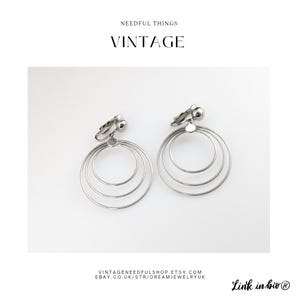 Bellissimi orecchini pendenti a cerchio vintage color argento di Trifari Jewellery
