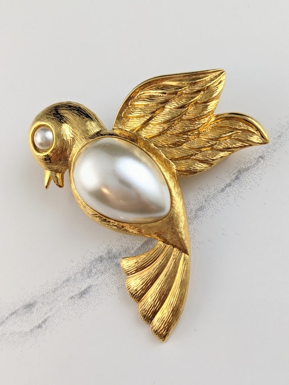 Lovely Vintage Gold-tone Faux Pearl Bird Brooch b… - image 2