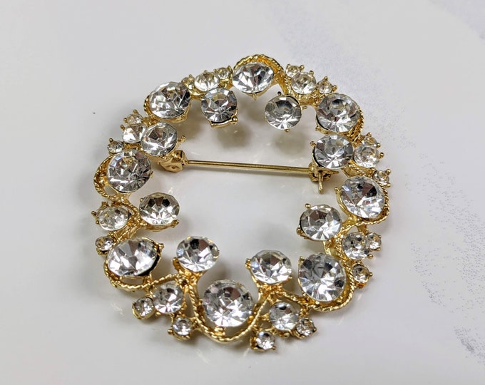 Lovely Vintage Jewellery Gold-tone Rhinestones Filigree design Brooch
