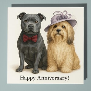 Biglietto di auguri di buon anniversario con Staffordshire Bull Terrier e Lhasa Apso, biglietto di auguri premium con busta e animale divertente - Biglietto personalizzato per coppia