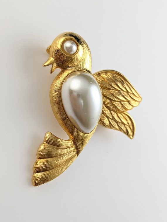 Lovely Vintage Gold-tone Faux Pearl Bird Brooch b… - image 4