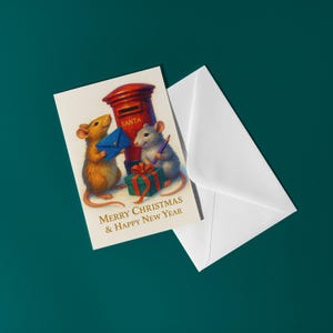 Puede incluir: Tarjeta de Navidad con dos ratones, un buz&oacute;n rojo con la inscripci&oacute;n "SANTA" y un regalo envuelto. La tarjeta dice "MERRY CHRISTMAS & HAPPY NEW YEAR" en dorado. Incluye un sobre blanco.