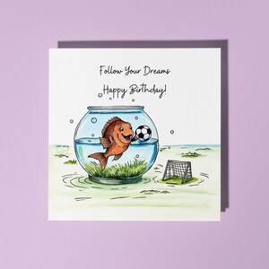 Biglietto di auguri di buon compleanno fatto a mano con pesce divertente che gioca a calcio - Biglietto di auguri di animali divertenti per amanti degli animali con busta bianca