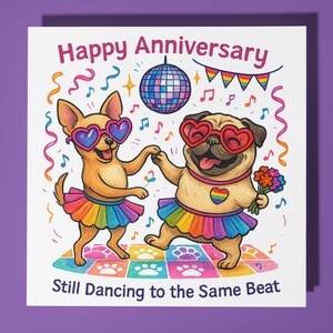 Chihuahua e carlino - LGBTQ+ - Biglietto di auguri per anniversario con animali divertenti - Biglietto di auguri premium e busta - Biglietto di auguri personalizzato per cani - Coppia