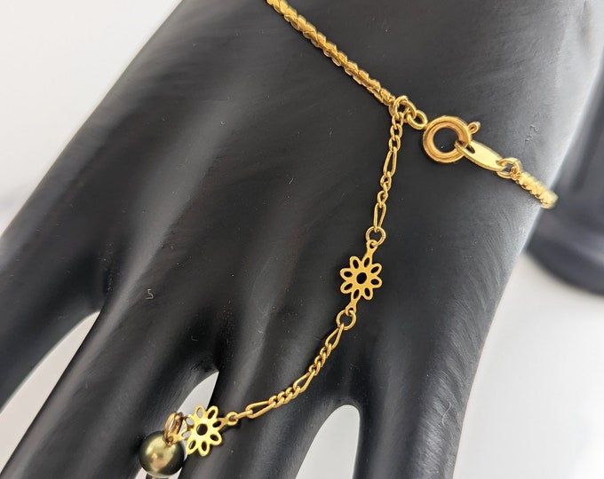 Lovely Vintage Jewellery Gold-tone delicate Bracelet with long charm