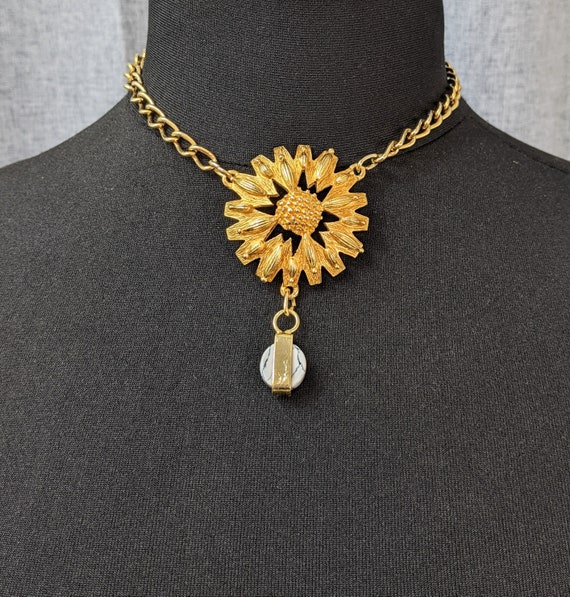 Lovely Vintage Jewellery Gold-tone Pendant Howlite Necklace with bell