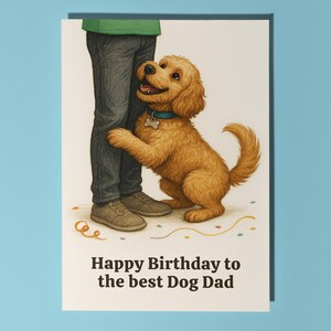 Pode incluir: Um cartão de aniversário com um cão dourado abraçando uma perna. O cão usa uma coleira azul com uma etiqueta em forma de osso. O texto do cartão diz "Happy Birthday to the best Dog Dad."