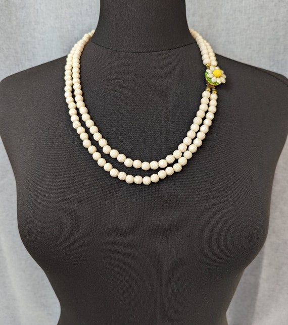 Joli collier perlé en verre clair vintage avec fermoir à vis. - France