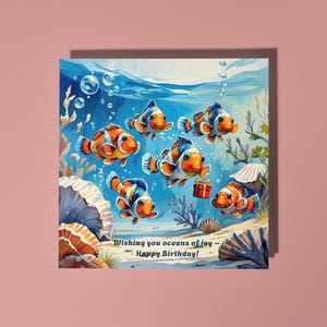 Pez payaso hecho a mano con un regalo ¡Te deseo océanos de alegría! ¡Feliz cumpleaños! Tarjeta de felicitación y sobre premium para amantes de los animales