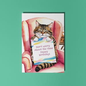 Tarjeta de felicitación de cumpleaños hecha a mano con un gato gracioso que rompió un jarrón. No te preocupes por el jarrón. Tarjeta de felicitación de animales graciosos. Tarjeta de felicitación premium. Sobre.