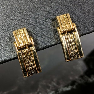 Lovely Vintage Gold Tone Screw on Earrings