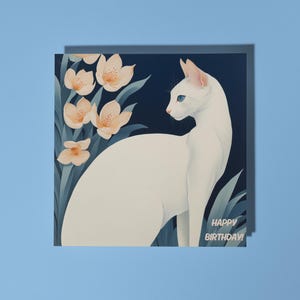 Cartão de feliz aniversário feito à mão, elegante gato oriental branco com lírios brancos, cartão engraçado de animal, amantes de animais, cartão de felicitações premium, envelope
