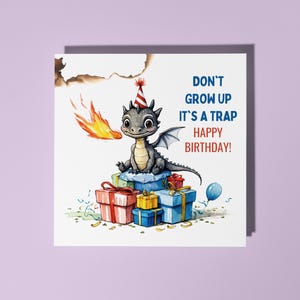 Fait main Un joli petit dragon assis sur des cadeaux Ne grandissez pas, c'est un piège Carte de joyeux anniversaire Carte de voeux haut de gamme avec enveloppe blanche