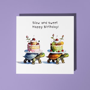 Handgemachte Lustige Schildkröten tragen Kuchen - Slow and sweet Happy Birthday Karte Lustige Tierkarte Tierliebhaber Premium Grußkarte & Umschlag