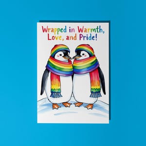 Handgemachte LGBTQ+ Pinguine verlieben sich Wrapped in Warmth Love, and Pride Card Lustige Tierkarte Tierliebhaber Premium Grußkarte & Umschlag