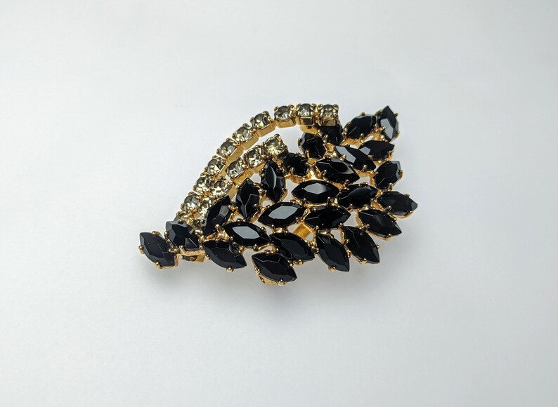 Lovely Vintage Jewellery Gold-tone Faux onyx sparkling Smoky Diamonds Brooch