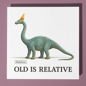 Dinosaurus Diplodocus Old Is Relative - Verjaardagskaart - Gepersonaliseerde kaart - Kaart grappige dieren - Premiumwenskaart en envelop zus vriend