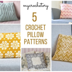 Pode incluir: Cinco padrões de almofadas de crochê com diferentes designs e cores. As almofadas são exibidas em sofás e uma estante. O texto "mycrochetory 5 CROCHET PILLOW PATTERNS" é exibido no centro da imagem.