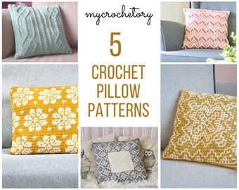 Peut inclure: Cinq modèles de coussins au crochet présentant différents motifs et couleurs. Les coussins sont disposés sur des canapés et une étagère. Le texte "mycrochetory 5 CROCHET PILLOW PATTERNS" est affiché au centre de l'image.