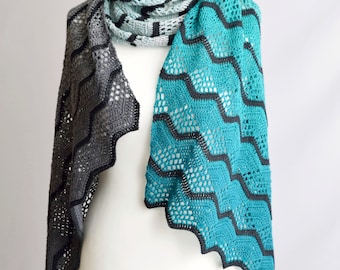 Havra Crochet Wrap Sofort-Download PDF-Muster modern elegantes gehäkelte schräges Dreieckstuch stilvoller Farbverlaufsgarn mit Chevron-Muster