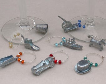 Marcadores de bebidas/anillos de vino de Monopoly – Juego de 8 con soportes para copas