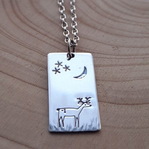 Collier cerf errant sous un ciel nocturne fait à partir d&#39;argent recyclé, de cerf écossais,