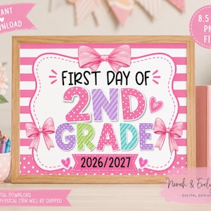 Peut inclure: Une affiche rectangulaire dans un cadre en bois avec le texte FIRST DAY OF 2ND GRADE 2026/2027. Le design présente des rayures horizontales roses et blanches, des nœuds rose clair et des lettres à pois colorées en rose, violet et bleu sarcelle.
