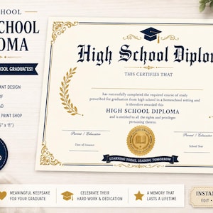 Puede incluir: Diploma de escuela secundaria en casa, tamaño carta estadounidense (21,6 x 27,9 cm). Presenta un diseño azul marino y dorado con adornos decorativos y el texto "High School Diploma". Incluye un icono de birrete y las palabras "Descarga instantánea".
