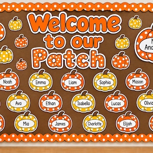 Pode incluir: Um quadro de avisos retangular com fundo castanho e uma borda laranja com bolinhas. O texto diz Welcome to our Patch. Apresenta vários recortes de abóboras laranja e amarelas com bolinhas, algumas etiquetadas com nomes.