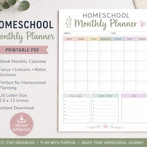 以下が含まれることがあります： 印刷可能なHomeschool Monthly Plannerドキュメント。ページには曜日ごとのカレンダーグリッド、月と年の記入欄、下部にFocus/Goals、Lessons/Topics、Notesとラベル付けされた3つのボックスが含まれています。