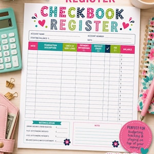 Pode incluir: Uma folha de registro de talão de cheques imprimível com uma grade para rastrear transações, incluindo colunas para data, descrição, número do cheque, pagamento, depósito, taxa e saldo. O documento apresenta texto colorido e corações com o título Detailed Checkbook Register e a marca Norah & Evelyn Co.
