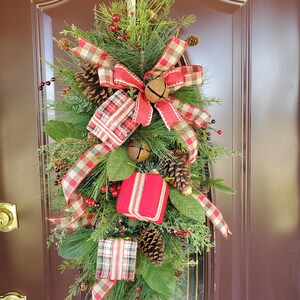 Rustic Christmas Wreath Primitive Farmhouse Winter Door Swag Traditional Christmas Wreath with Present Boxes Rustic Bells Pine Cones Berries