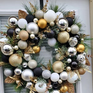 Mery Christmas Wreath New Years Wreath Black White Silver and Gold Winter Bulb Wreath Happy New Years Ornament Wreath Winter Holiday Wreath