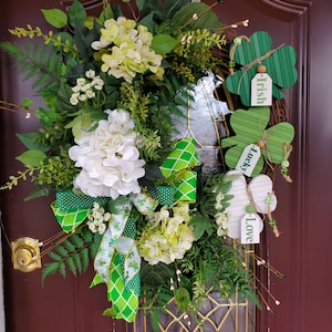Irish Lucky Love Shamrock Door Wreath St Patrick&#39;s Day Frontdoor Wreath with Wooden Sign and Green  White Floral Stems St Patrick Day Decor