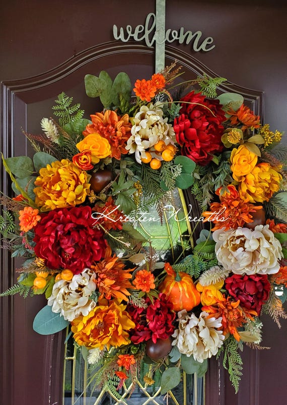 Herbstlicher Pfingstrosenkranz, Erntedank-Türdekoration in Burgunderrot, Creme, Braun und Orange