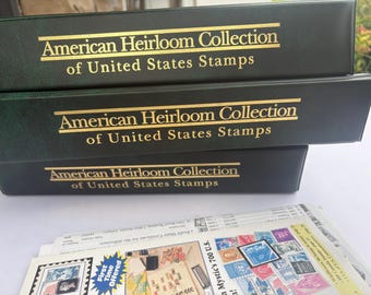 Puede incluir: Tres carpetas de color verde oscuro apiladas verticalmente, cada una con el texto dorado en relieve American Heirloom Collection of United States Stamps. Debajo de las carpetas hay una hoja promocional con varios sellos.