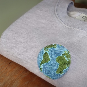 Sweat-shirt brodé Terre, Journée mondiale de la Terre, Pull écologique, Broderie, Développement durable, Nature, Espace, Planète, Globe terrestre, Cartes
