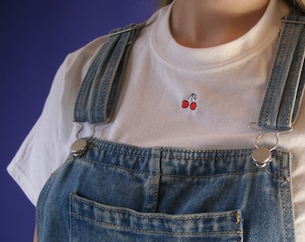 Gestickt, kleine Kirsche, Mini Kirschen, niedlich, T-Shirt, Eco, Bio, Top, Dungaree T-Shirt, Design, Stickerei, Geschenkidee, rot