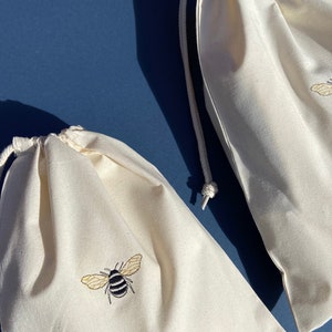 Bee bestickte Kordelzugtasche, Geschenktasche, 2 Größen, Hummel, Bio-Baumwolle, Organizer, Geschenktasche, Stickerei, Strümpfe, Waschbeutel