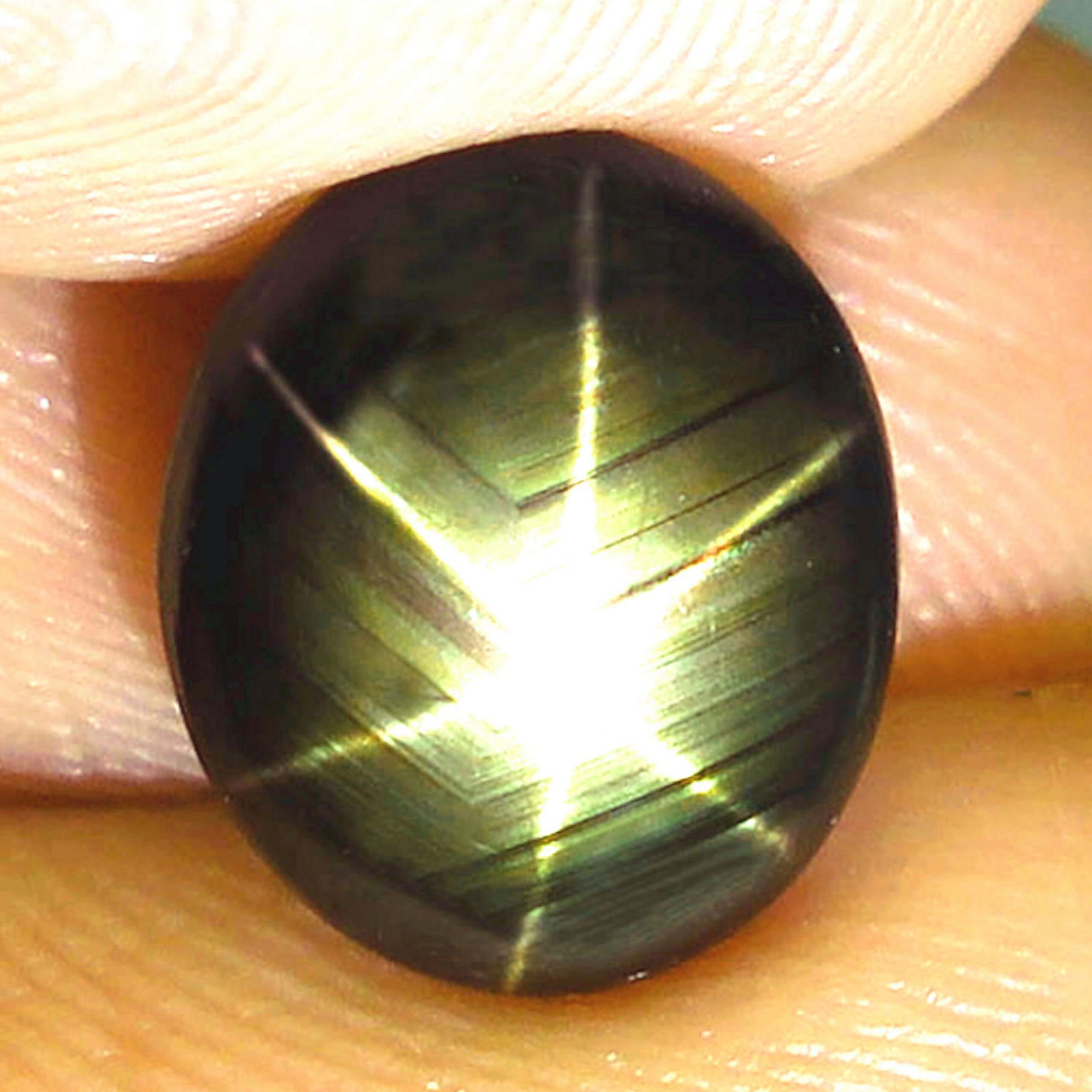 Pierre précieuse saphir étoile noire de 5,51 carats à vendre, ovale