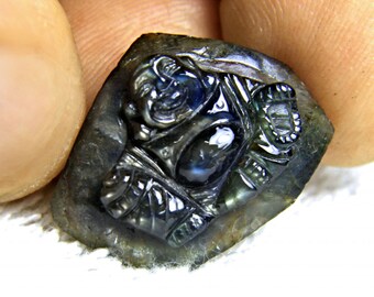 ベトナム天然サファイア 彫刻 22.19カラットの緑がかったブルー