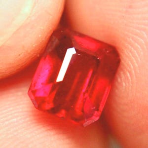VS rubis sang-de-pigeon 8 x 7 mm - 3,60 carats - Aucun tarif