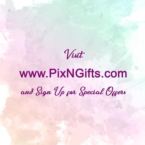 Może przedstawiać: Odwiedź www.PixNGifts.com i zarejestruj się, aby otrzymywać specjalne oferty. Tekst jest w kolorze fioletowym na akwarelowym tle w odcieniach r&oacute;żowego, niebieskiego i zielonego.
